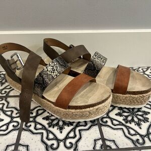 Report womens sandal size 9
